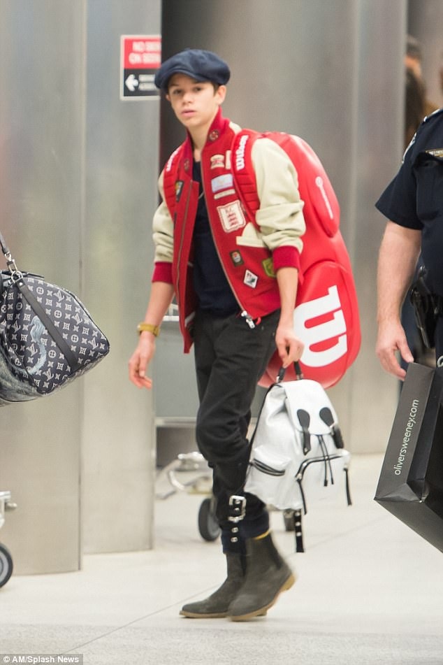 Gia đình Beckham đi đón năm mới tại Miami - 5
Romeo nổi bật với trang phục sành điệu. Cậu nhóc 15 tuổi càng lớn càng điển trai