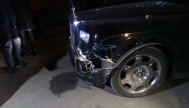  Chiếc Rolls-Royce bị vỡ đầu bên phải, trong khi xe Hyundai gần như bung hẳn cản trước 