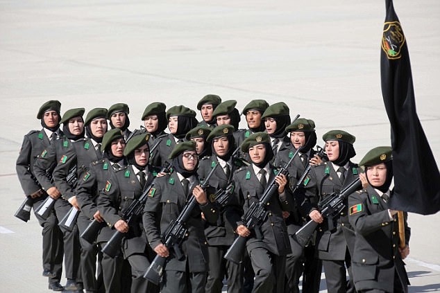 
10 sĩ quan nữ trong 352 học viên dự kiến tốt nghiệp từ học viện Quân sự Afghanistan hôm nay. Họ sẽ gia nhập tiền tuyến để “bảo vệ đất nước đến hơi thở cuối cùngk. Hiện khoảng 700 nữ binh sĩ đang phục vụ trong quân đội Afghanistan.
