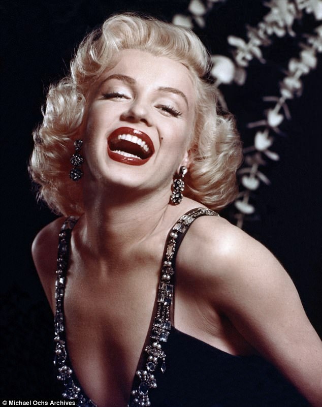 Ảnh hiếm chụp Marilyn Monroe năm lên 4 tuổi - 3 Những dòng chú thích hẳn phải được viết sau khi cô gái trẻ Norma Jeane đã bước vào giới showbiz và lựa chọn nghệ danh Marilyn Monroe.