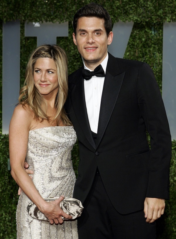 Jennifer Aniston và John Mayer - Khoảng cách 8 tuổi: Trước khi đến với người chồng thứ hai - nam diễn viên Justin Theroux (kém Aniston 3 tuổi), Jennifer từng hẹn hò với nam ca sĩ John Mayer kém cô 8 tuổi trong vòng 2 năm, từ 2008-2009.
