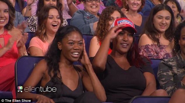 Một thử thách của lòng trung thực và sự tham lam - 5 Ellen bắt đầu phần “tự vấn lòng trung thực” bằng cách khen ngợi một cô gái trẻ (phải) vì đã muốn có cả chiếc áo phông và chiếc mũ, nhưng vì tuân theo luật, cô lấy chiếc áo phông và sẽ tự bỏ tiền mua chiếc mũ.