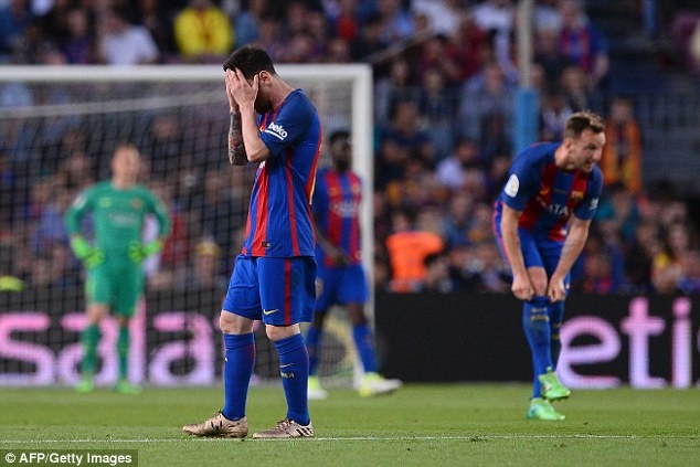 Messi lập cú đúp, Barcelona ngược dòng thắng đậm Eibar - 3
Messi lập cú đúp ở trận này và giành ngôi Vua phá lưới La Liga với 37 bàn thắng