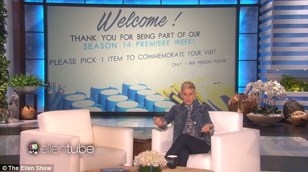 Một thử thách của lòng trung thực và sự tham lam - 6 Để thưởng cho lòng trung thực, Ellen tặng cho cô gái chiếc mũ.