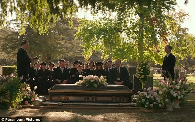 Matt Damon lĩnh cú thụi trời giáng trong phim mới của Geroge Clooney - 3 Trong cảnh tiếp theo sau vụ đột nhập là lễ tang của vợ Gardner.
