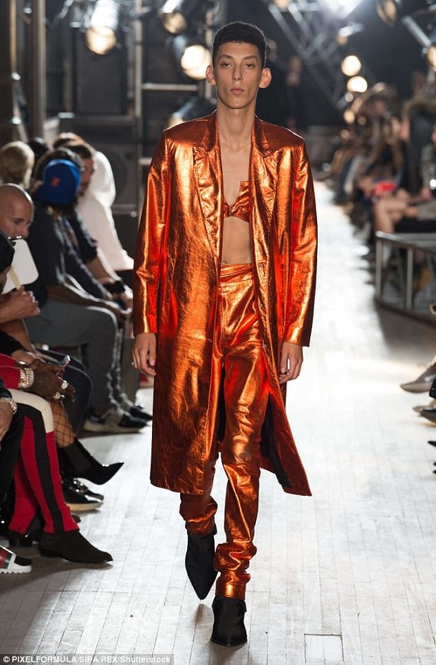 Ngay cả người mẫu nam cũng mang những chiếc áo “bra” kỳ quái.