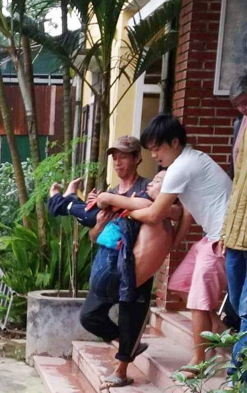Nam thanh niên cầm 2 chai xăng vào trụ sở công an gây náo loạn - 1
L. bị khống chế tại trụ sở công an phường Phú Hậu.