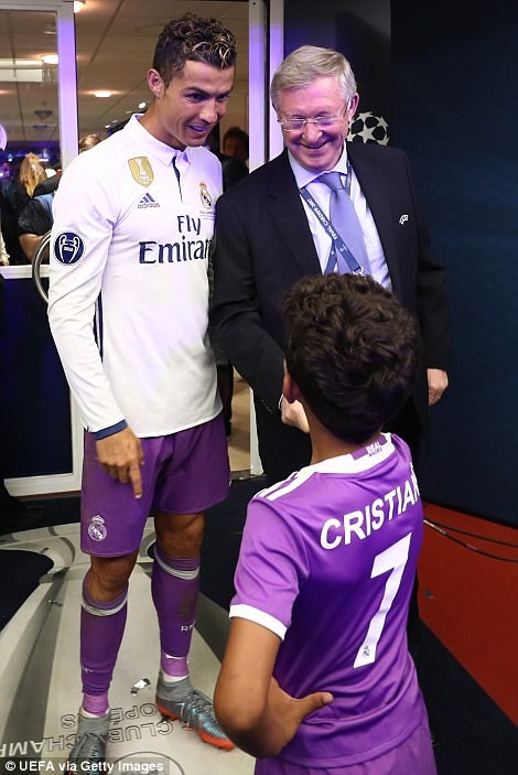 Cầu thủ Real Madrid hạnh phúc tột cùng trong ngày vô địch Champions League - 21
Sir Alex Ferguson cũng chia sẻ niềm vui với Ronaldo