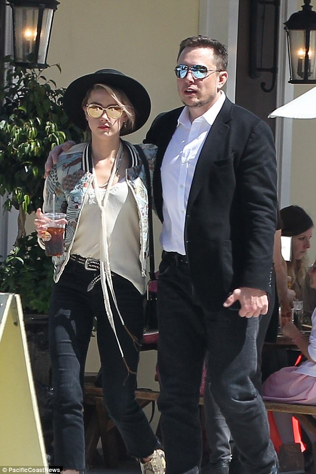 Amber Heard hạnh phúc bên bạn trai tỷ phú - 1
Amber Heard đi ăn trưa cùng bạn trai Elon Musk tại Los Angeles ngày 9/6 vừa qua