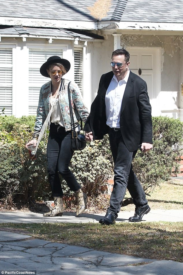 Amber Heard hạnh phúc bên bạn trai tỷ phú - 3
Tỷ phú công nghệ Elon và Amber là bạn sơ sơ cũng được 1 thời gian và bạn bè Elon cho biết, anh luôn bị hấp dẫn bởi Amber