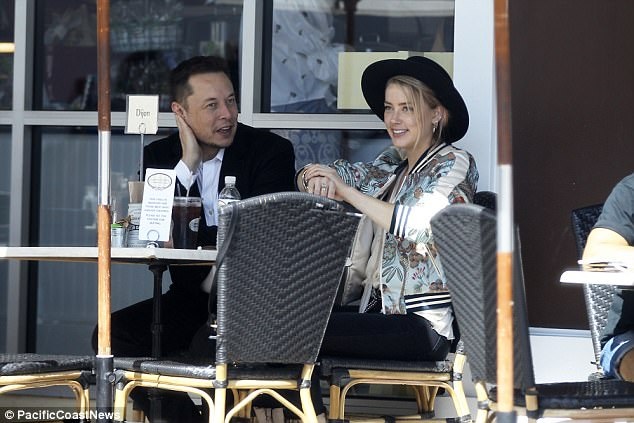 Amber Heard hạnh phúc bên bạn trai tỷ phú - 4
Musk từng trải qua 2 cuộc hôn nhân còn Amber cũng vừa kết thúc cuộc hôn nhân ồn ào với Johnny Depp