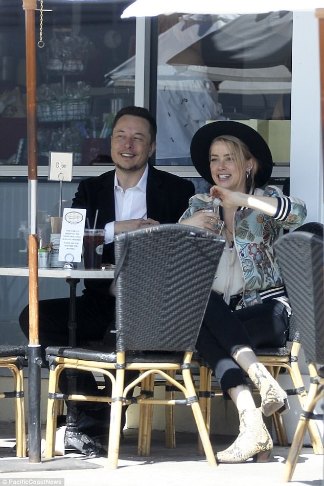 Amber Heard hạnh phúc bên bạn trai tỷ phú - 5
Elon mê mẩn bạn gái không chỉ bởi cô có vẻ ngoài quá xinh đẹp mà còn bởi Amber rất cá tính, đặc biệt và kỳ lạ, nguồn tin thân cận với tỷ phú này tiết lộ