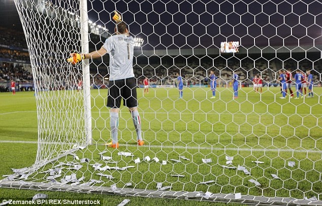 “Buffon đệ nhị” bị cổ động viên tấn công bằng tiền giả - 5
Gianluigi Donnarumma bị cổ động viên Milan căm ghét vì sự vô ơn