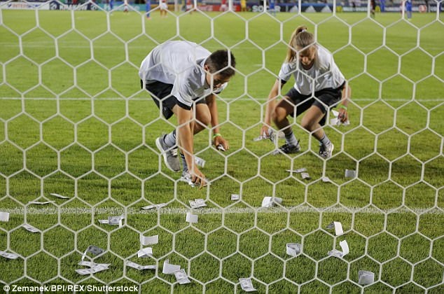 “Buffon đệ nhị” bị cổ động viên tấn công bằng tiền giả - 4 “Buffon đệ nhị” bị cổ động viên tấn công bằng tiền giả - 4