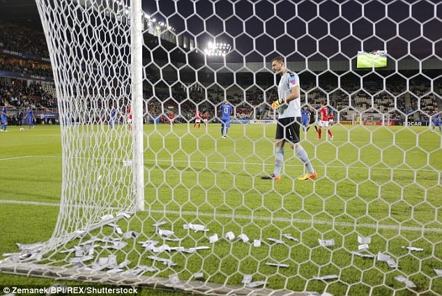 “Buffon đệ nhị” bị cổ động viên tấn công bằng tiền giả - 2 “Buffon đệ nhị” bị cổ động viên tấn công bằng tiền giả - 2