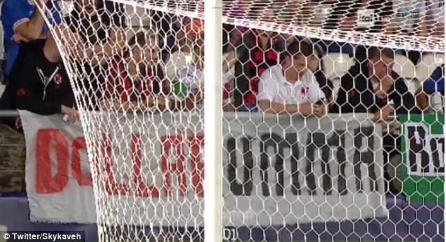 “Buffon đệ nhị” bị cổ động viên tấn công bằng tiền giả - 1
Sau khung thành do Donnarumma trấn giữ còn treo biểu ngữ Dollarumma ghép giữa Dollar và umma, ám chỉ Donnarumma là kẻ hám tiền.