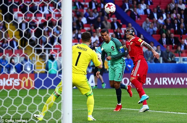 Nga 0-1 Bồ Đào Nha: Bàn thắng của C.Ronaldo - 1
C.Ronaldo mở tỷ số cho Bồ Đào Nha từ khá sớm