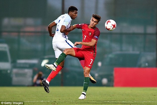 Hạ đàn em của C.Ronaldo, người Anh lên ngôi vô địch U19 châu Âu - 9
Tình huống không chiến giữa Dujon Sterling của U19 Anh England và Joao Filipe của U19 Bồ Đào Nha