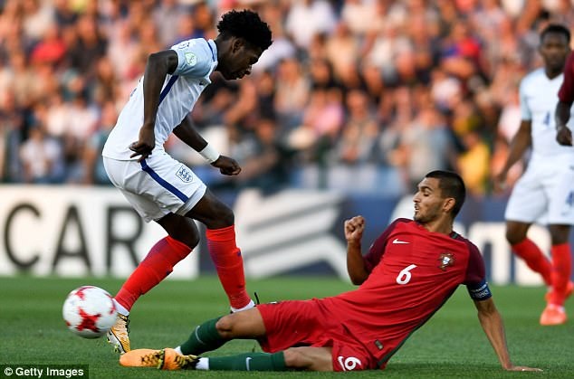 Hạ đàn em của C.Ronaldo, người Anh lên ngôi vô địch U19 châu Âu - 8
Isaac Buckley-Ricketts của U19 Anh may mắn tránh được cú tắc bóng thô bạo từ Rui Pires