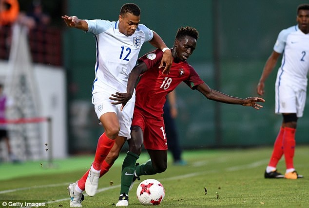 Hạ đàn em của C.Ronaldo, người Anh lên ngôi vô địch U19 châu Âu - 7
Tình huống tranh chấp quyết liệt giữa Nmecha của U19 England với Quina của U19 Bồ Đào Nha