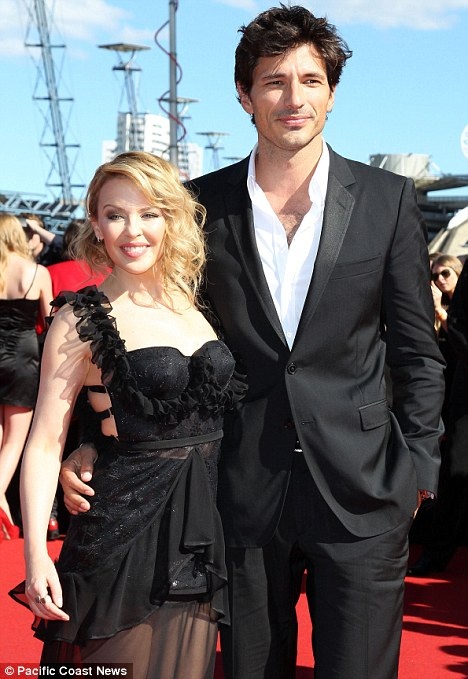 Kylie Minogue và Andres Velencoso - Khoảng cách 9 tuổi: Nữ ca sĩ người Úc và người mẫu nam Tây Ban Nha đã gắn bó với nhau 5 năm trước khi chia tay hồi năm 2013.