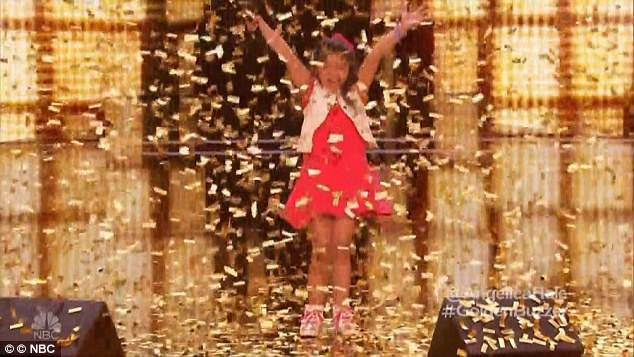 Nhóm nhảy Hàn Quốc gây sửng sốt ở “America’s Got Talent” - 2 Cô bé đã nhận được nút vàng đặc cách từ giám khảo Chris Hardwick.