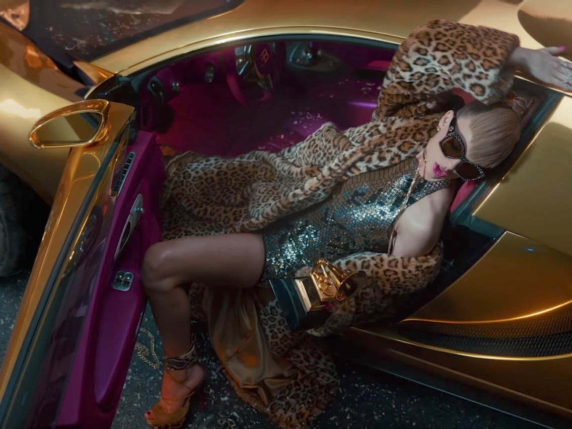 "Touching" Katy Perry: In the new MV, Taylor Swift (left) has a makeup look exactly like Katy Perry (right).