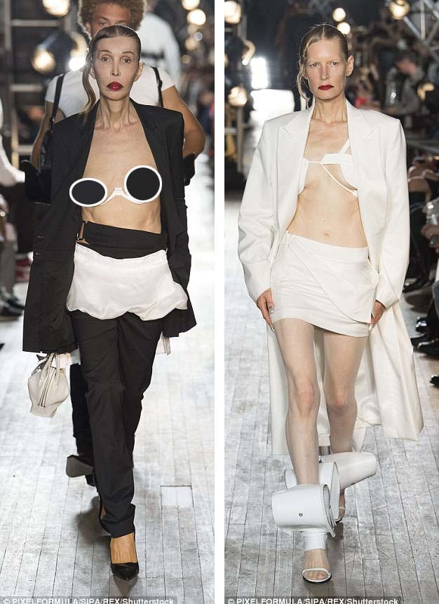 Sử dụng cả người mẫu nam và nữ, trẻ tuổi và có tuổi, show của Helmut Lang đưa tới những thiết kế áo “bra” đa dạng kích cỡ. Có những chiếc “to sụ, dày cộp” bằng da, và có những chiếc nhỏ xíu đến mức gần như chẳng có tác dụng che chắn.