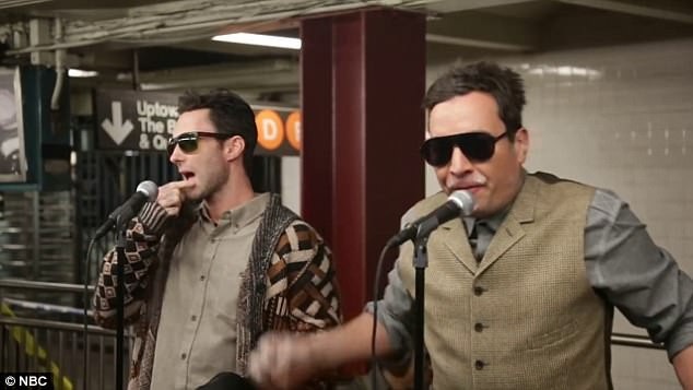 Nhóm nhạc nổi tiếng thế giới bất ngờ đi… hát rong - 6 Ngay khi biết trong nhà ga đang có nhóm Maroon 5 biểu diễn, rất đông người đã chạy lại để theo dõi nhóm biểu diễn thêm bản hit “Sugar”.