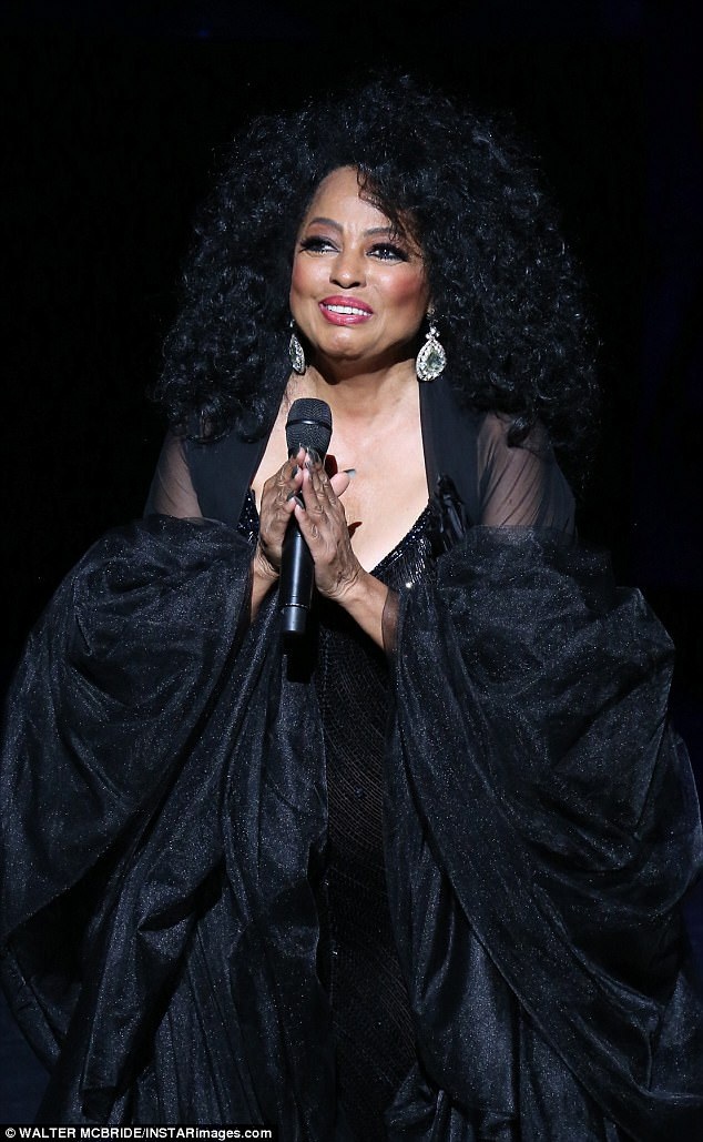 Bà cảm ơn các khán giả đã đến nghe mình hát.