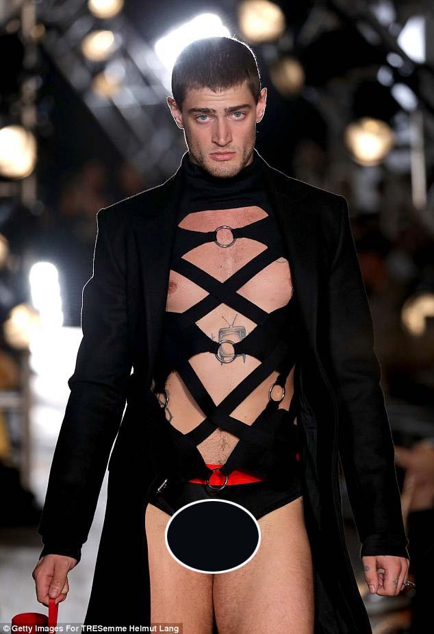 Một thiết kế khá “dị” dành cho người mẫu nam.