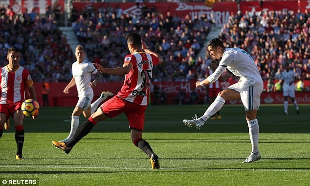 Những khoảnh khắc Real Madrid bị nhấn chìm tại xứ Catalonia - 13
Real Madrid vẫn đứng thứ 3 với 20 điểm, nhưng bị Barca, Valencia tạo khoảng cách khá xa