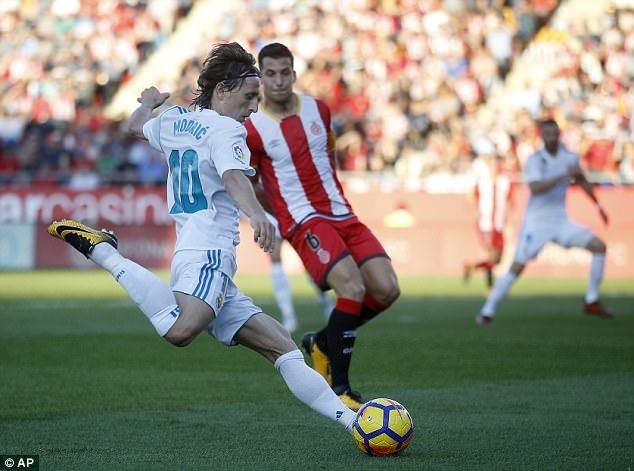 Những khoảnh khắc Real Madrid bị nhấn chìm tại xứ Catalonia - 10
Modric không thể tạo nên sự khác biệt ở giữa sân
