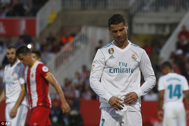 Những khoảnh khắc Real Madrid bị nhấn chìm tại xứ Catalonia - 2
C.Ronaldo tiếp tục chơi vô duyên và bỏ lỡ nhiều cơ hội