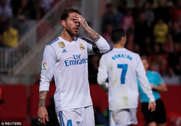 Những khoảnh khắc Real Madrid bị nhấn chìm tại xứ Catalonia - 1
Nỗi thất vọng của thủ quân Ramos, trong ngày hàng thủ Real Madrid chơi quá tệ