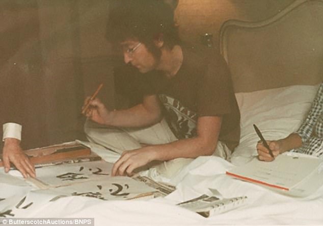 The Beatles suýt nữa đã tái hợp - 3 John Lennon đã trò chuyện rất thoải mái với Harrison trong lúc “vui tay” ngồi luyện thư pháp Nhật Bản.