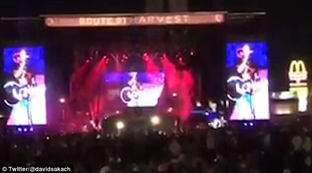 Xả súng tại đêm nhạc ở Las Vegas: Khoảnh khắc ngay trước bi kịch - 2 Đoạn video clip trên đây do một khán giả có mặt tại đêm nhạc ghi lại đã cho thấy khoảnh khắc tiếng súng máy vang lên, sau đó âm nhạc ngưng bặt, chỉ còn lại tiếng la hét hoảng loạn của khán giả.