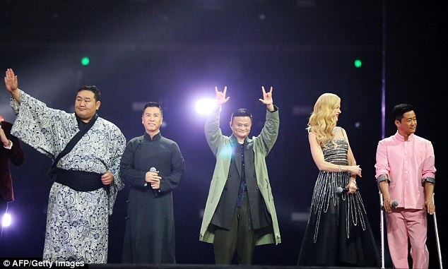 Xem Jack Ma đọ tài cao thấp với các “cao thủ võ lâm” - 10 Jack Ma (giữa) xuất hiện tại một sự kiện quảng bá cho “Công Thủ Đạo” bên cạnh các diễn viên của phim, gồm cựu võ sĩ sumo người Mông Cổ - Dagvadorj Dolgorsurengiin (ngoài cùng bên trái), nam diễn viên Chân Tử Đan (thứ hai từ trái sang), nữ diễn viên người Úc Nicole Kidman và nam diễn viên Ngô Kinh.