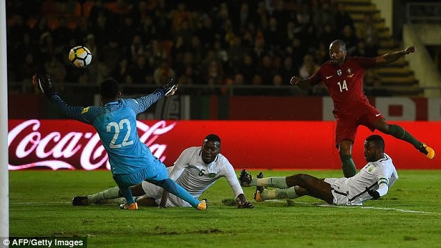 Không có C.Ronaldo, Bồ Đào Nha vẫn thắng đậm Saudi Arabia - 7
Bồ Đào Nha thắng Saudi Arabia 3-0 dễ dàng dù vắng C.Ronaldo. Đây là hai đội tuyển đã giành quyền dự World Cup 2018.