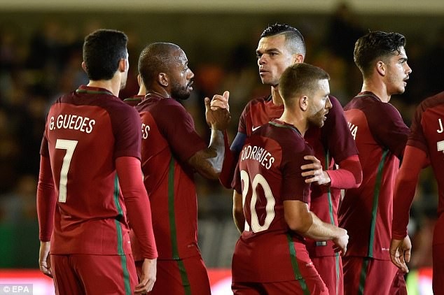 Không có C.Ronaldo, Bồ Đào Nha vẫn thắng đậm Saudi Arabia - 6
Guedes là người mở tỷ số trận đấu cho Bồ Đào Nha