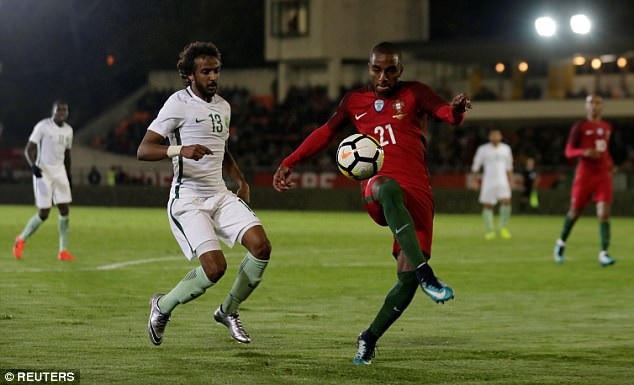 Không có C.Ronaldo, Bồ Đào Nha vẫn thắng đậm Saudi Arabia - 3
Ricardo Pereira của Bồ Đào Nha trong pha tranh chấp với Yasir Al-Shahrani