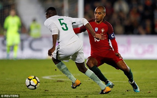 Không có C.Ronaldo, Bồ Đào Nha vẫn thắng đậm Saudi Arabia - 2
Joao Mario tussles có tình huống xử lý khéo léo vượt qua Omar Hawsawi trước khi lập công