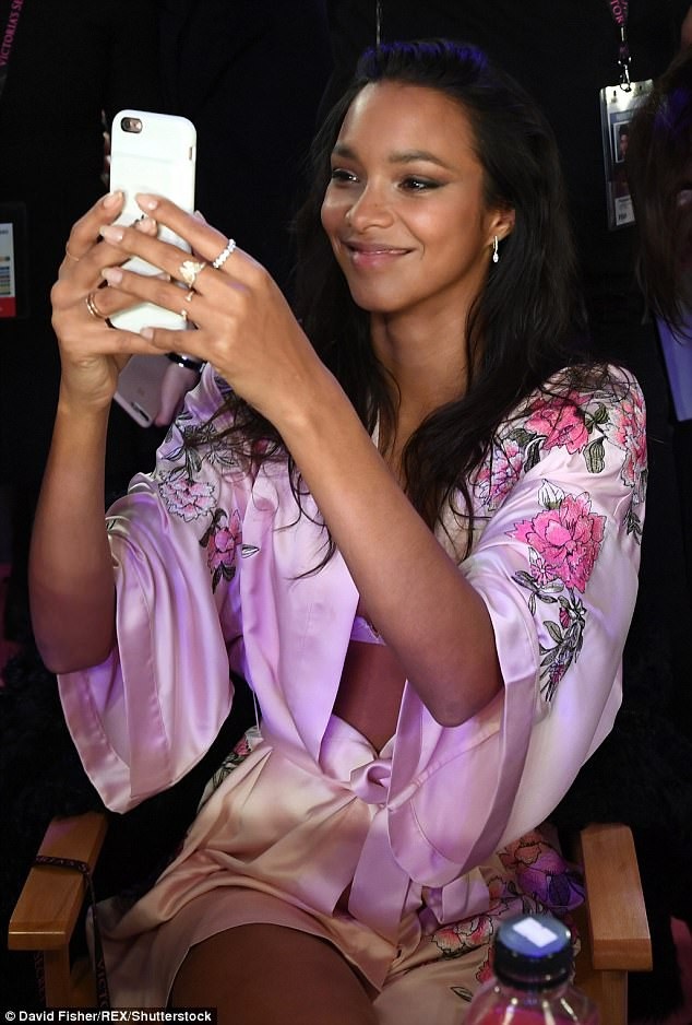 Dàn siêu mẫu đẹp hút hồn - 4
Lais Ribeiro vinh dự diện áo lót 2 triệu đô la