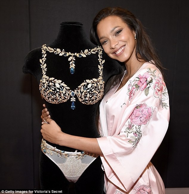 Dàn siêu mẫu đẹp hút hồn - 5
Lais Ribeiro bên bộ đồ lót đính kim cương, đá quý