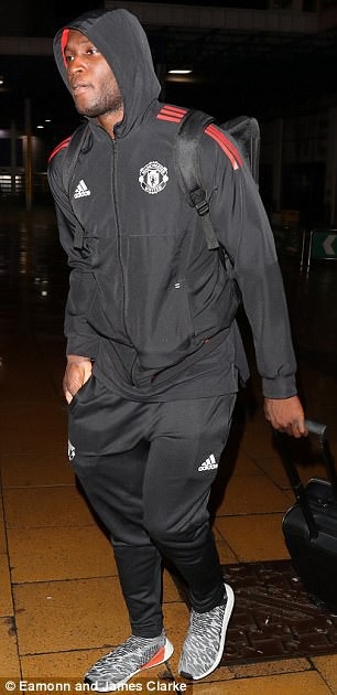 Thua mất mặt trước Basel, MU trở lại Manchester vào giữa đêm - 4
Tiền đạo Lukaku đã được thi đấu ở đội hình xuất phát nhưng thiếu duyên ghi bàn