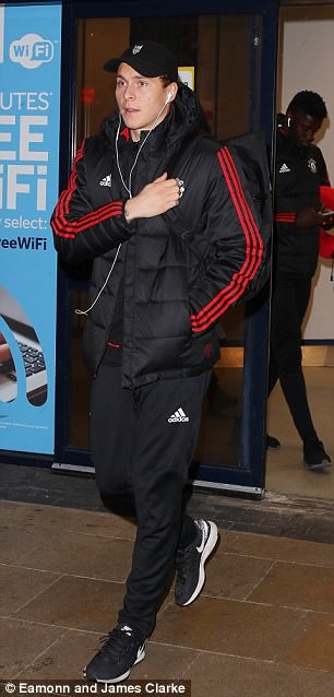 Thua mất mặt trước Basel, MU trở lại Manchester vào giữa đêm - 8
Hậu vệ Lindelof đã không được thi đấu. Với sự trở lại của Rojo, cơ hội cho Lindelof ra sân ngày càng ít đi