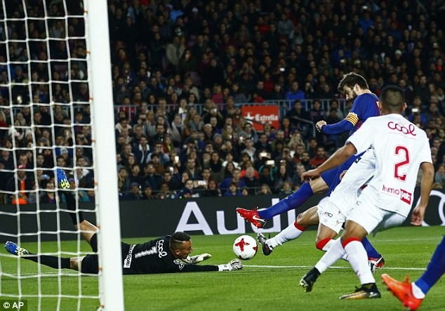 Barcelona đi tiếp ở Cúp Nhà vua sau chiến thắng 8-0 - 1
Pique nhân đôi cách biệt lên 2-0 cho Barcelona