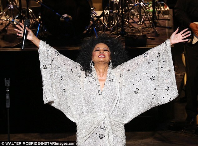 Nữ nghệ sĩ kỳ cựu chuẩn bị váy áo khá cầu kỳ cho lần xuất hiện hiếm hoi.