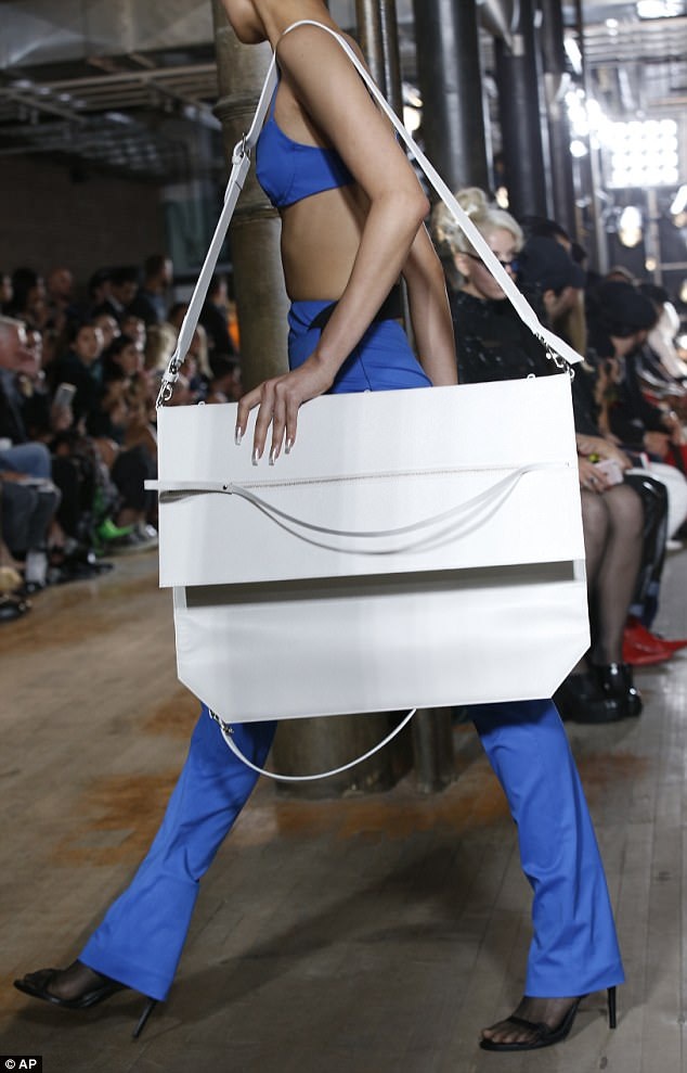 Một chiếc túi xách “khổng lồ” xuất hiện trong bộ sưu tập.