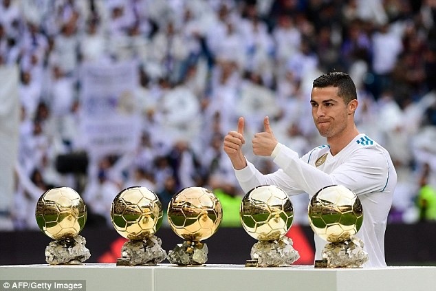 Real Madrid 5-0 Sevilla: Cú đúp của C.Ronaldo - 5
... để mừng chiến tích giành Quả bóng vàng thứ 5 trong sự nghiệp
